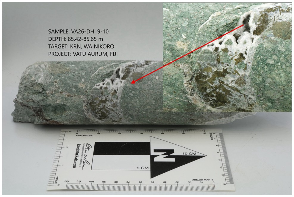 VA26-DH19-10: Open-spaced quartz-carbonate vein hosted within a polymictic, chlorite-altered breccia. Interpreted bladed carbonate (calcite), partially replaced by quartz and sulphide pseudomorphs, post-date initial vein formation and are consistent with boiling and pressure fluctuations during hydrothermal fluid flow. Open-space (vuggy) textures with euhedral crystal growth indicate open-channel deposition along a dilational structure.